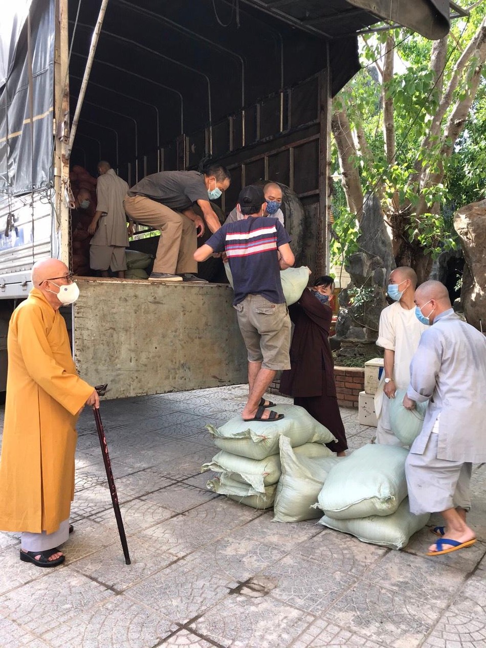Chư Tăng chùa Cam Lộ tích cực vận chuyển hàng hóa lên xe Chư Tăng chùa Cam Lộ tích cực vận chuyển hàng hóa lên xe