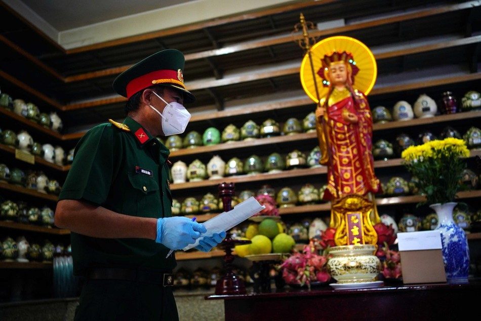 Trung tá Huỳnh Văn Hừng, Chính trị viên phó Ban chỉ huy quân sự quận 7 trao cho cốt tại chùa cho gia đình ông Hai theo nguyện vọng - Ảnh: Độc Lập Trung tá Huỳnh Văn Hừng, Chính trị viên phó Ban chỉ huy quân sự quận 7 trao cho cốt tại chùa cho gia đình ông Hai theo nguyện vọng - Ảnh: Độc Lập