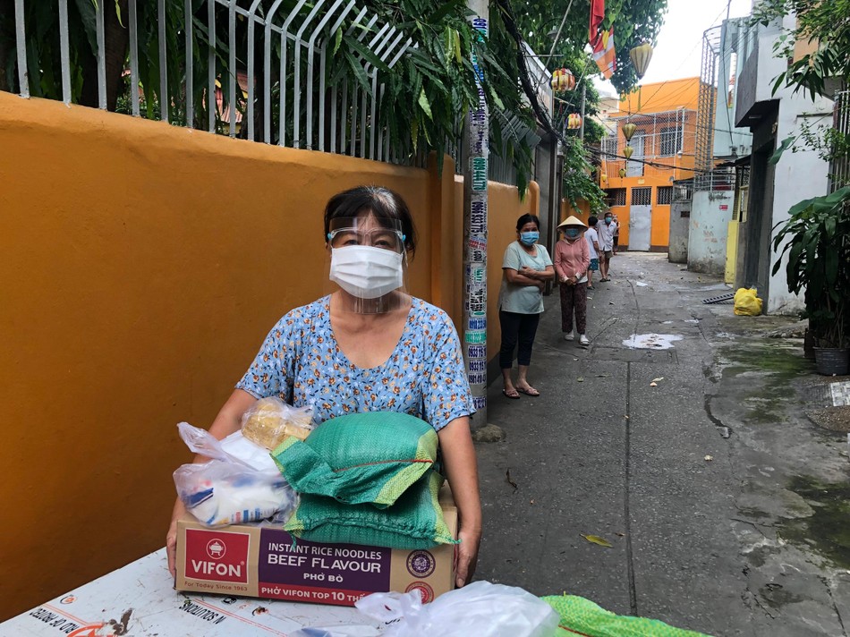 Người dân trật tự, yên lặng chờ đến lượt nhận quà Người dân trật tự, yên lặng chờ đến lượt nhận quà