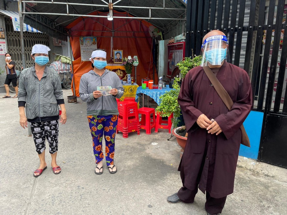 Thượng tọa Thích Chơn Tịnh hỗ trợ tiền lo hậu sự cho người mất