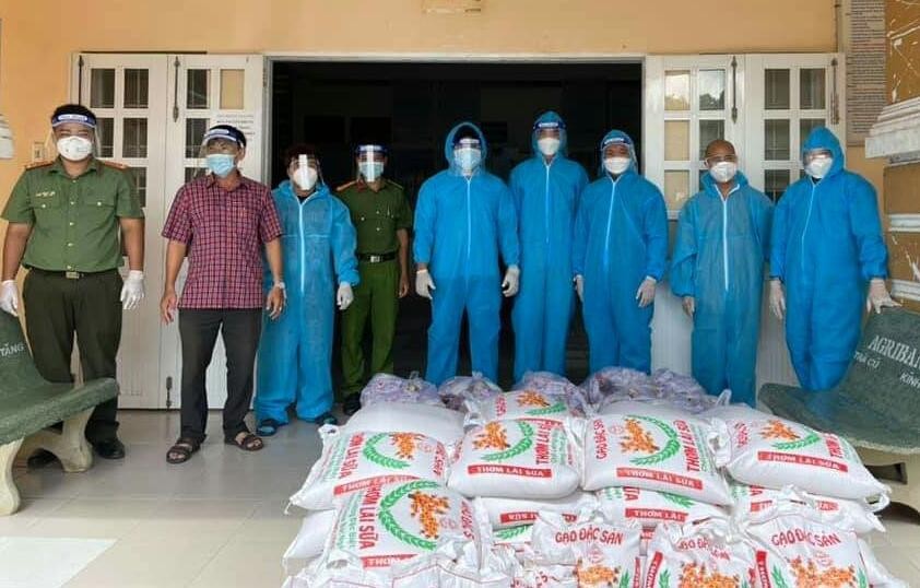 Chùa Phật Bửu tặng quà tại UBND xã Long Hiệp, huyện Trà Cú, tỉnh Trà Vinh Chùa Phật Bửu tặng quà tại UBND xã Long Hiệp, huyện Trà Cú, tỉnh Trà Vinh
