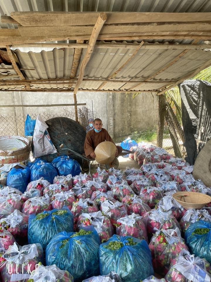 Chư Tăng chùa Thiên Trường bên những túi trái cây, rau củ vận động được