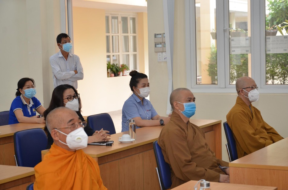 Chư tôn đức tham dự buổi lễ Chư tôn đức tham dự buổi lễ