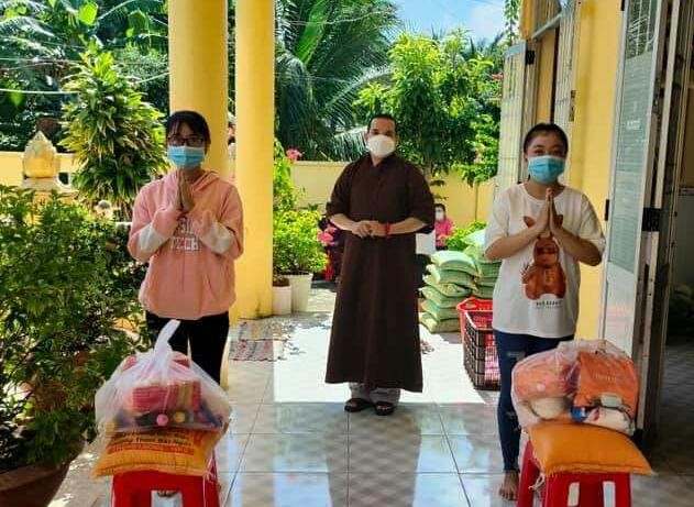 Chùa Phật Bửu tặng quà đến bà con dân tộc Khmer ở huyện Càng Long Chùa Phật Bửu tặng quà đến bà con dân tộc Khmer ở huyện Càng Long