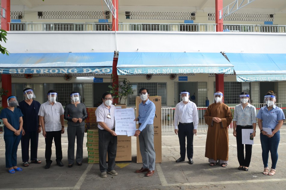 Thượng tọa Thích Tâm Chơn cùng lãnh đạo thành phố, Quận ủy tặng quà đến Bệnh viện dã chiến điều trị Covid-19 Thượng tọa Thích Tâm Chơn cùng lãnh đạo thành phố, Quận ủy tặng quà đến Bệnh viện dã chiến điều trị Covid-19
