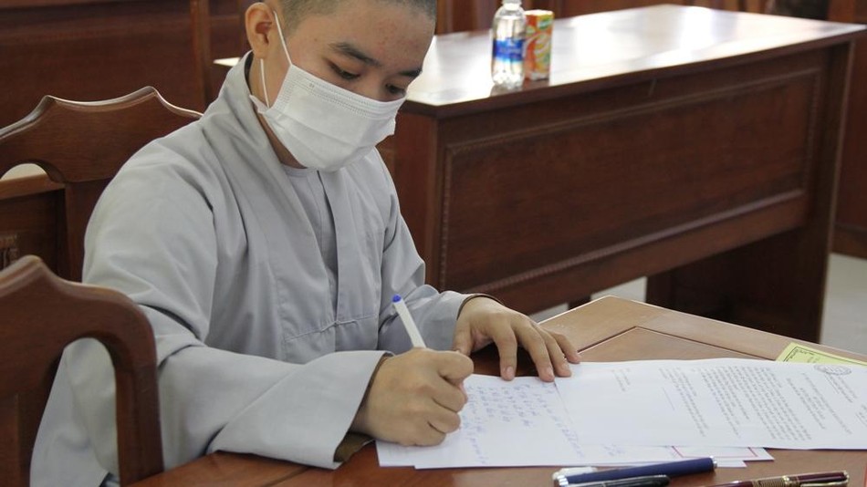 Thí sinh nghiêm túc làm bài thi Thí sinh nghiêm túc làm bài thi