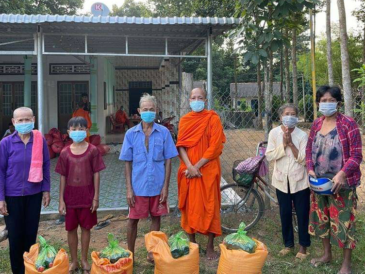 Đại đức Thạch Ka Ly trao quà hỗ trợ cho bà con Đại đức Thạch Ka Ly trao quà hỗ trợ cho bà con