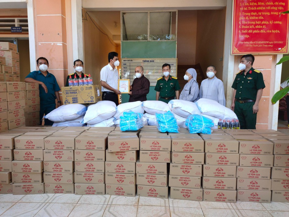 Đoàn trao quà cho đại diện chính quyền xã Đức Liễu gửi tặng người dân Đoàn trao quà cho đại diện chính quyền xã Đức Liễu gửi tặng người dân