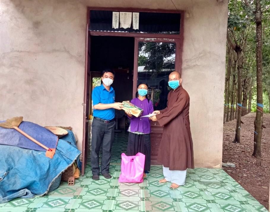 Phật tử Rê Thị Dinh nhận quà từ Bí thư Tỉnh Đoàn Trần Quốc Duy và Hòa thượng Thích Tâm Đăng, Trưởng ban Trị sự Phật giáo huyện Đồng Phú, trụ trì chùa Vạn Quang Phật tử Rê Thị Dinh nhận quà từ Bí thư Tỉnh Đoàn Trần Quốc Duy và Hòa thượng Thích Tâm Đăng, Trưởng ban Trị sự Phật giáo huyện Đồng Phú, trụ trì chùa Vạn Quang