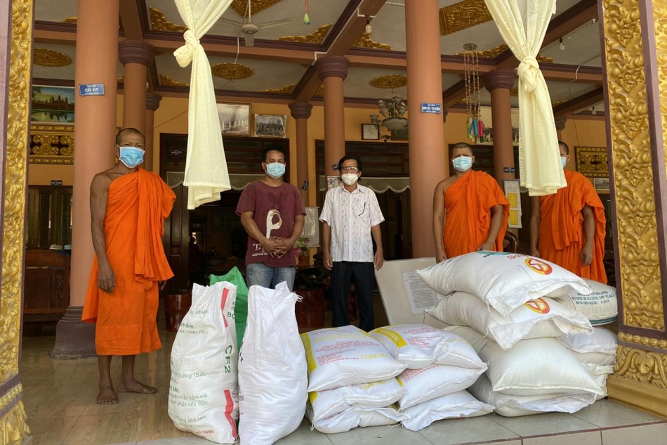 Chùa Cù Là Mới vận chuyển quà trao tặng đến bà con Chùa Cù Là Mới vận chuyển quà trao tặng đến bà con