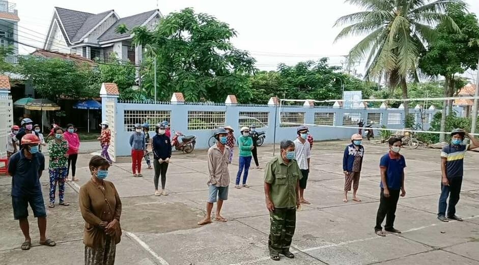 Bà con đến nhận quà thực hiện tốt nguyên tắc 5K Bà con đến nhận quà thực hiện tốt nguyên tắc 5K