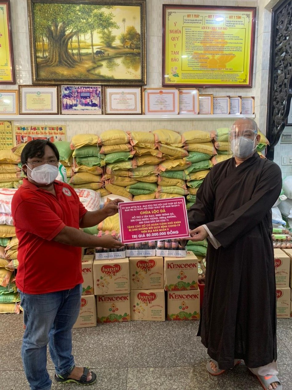 Thượng tọa Thích Trí Trường trao bảng hỗ trợ cho đại diện địa phương Thượng tọa Thích Trí Trường trao bảng hỗ trợ cho đại diện địa phương