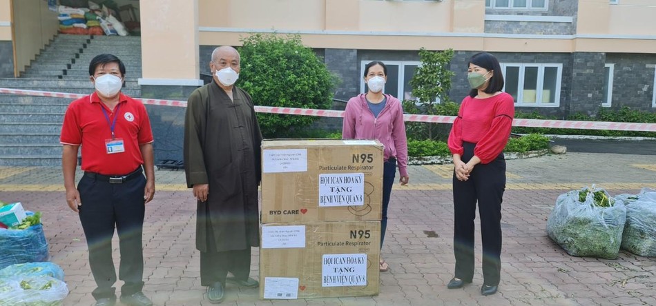 Hòa thượng Thích Chơn Tịnh trao khẩu trang y tế hỗ trợ cho bệnh viện quận 8 Hòa thượng Thích Chơn Tịnh trao khẩu trang y tế hỗ trợ cho bệnh viện quận 8