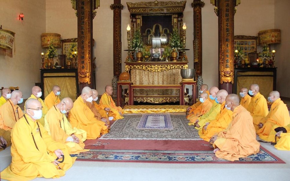 Chư tôn đức vân tập tại tổ đường chùa Từ Đàm Chư tôn đức vân tập tại tổ đường chùa Từ Đàm