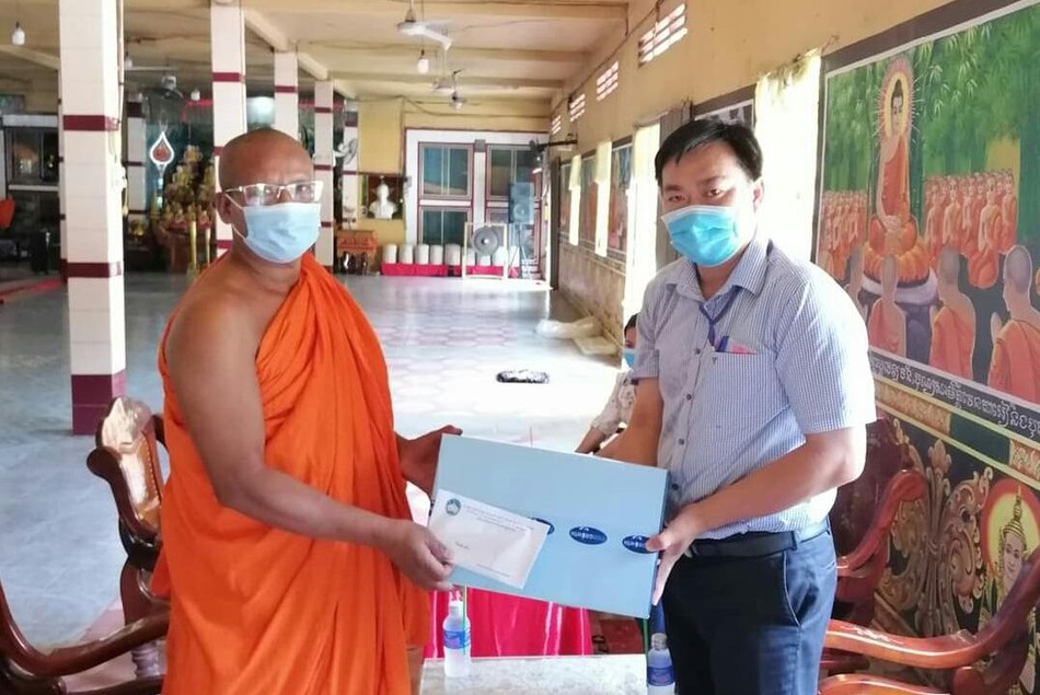 Đại diện Ủy ban MTTQVN tỉnh trao quà đến Đại đức Thạch Suôi, trụ trì chùa Trà Quýt Cũ Đại diện Ủy ban MTTQVN tỉnh trao quà đến Đại đức Thạch Suôi, trụ trì chùa Trà Quýt Cũ