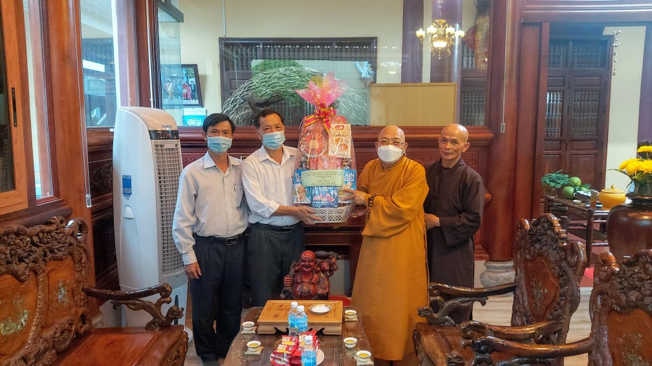 Ông Bùi Duy Chung, Phó Chủ tịch UBMTTQVN tỉnh trao quà đến Hòa thượng Thích Quảng Xả Ông Bùi Duy Chung, Phó Chủ tịch UBMTTQVN tỉnh trao quà đến Hòa thượng Thích Quảng Xả