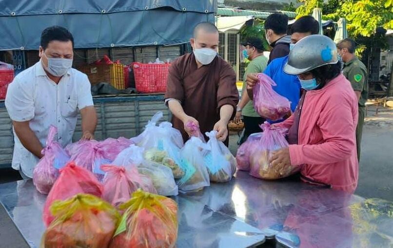 Trao 2.000 suất ăn cho bà con tại chợ Huyền Hội Trao 2.000 suất ăn cho bà con tại chợ Huyền Hội