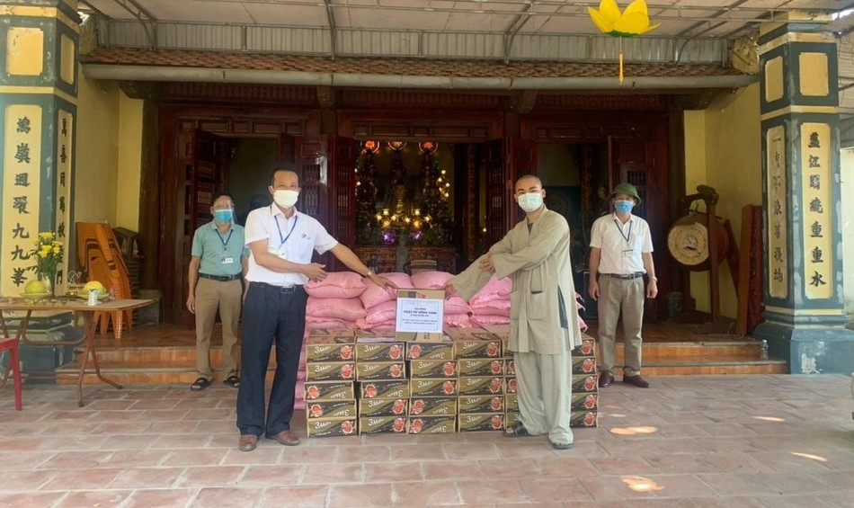Đại đức Thích Nguyên Tâm, trụ trì chùa Vĩnh Phúc trao các nhu yếu phẩm cho lực lượng chống dịch xã Hưng Thịnh Đại đức Thích Nguyên Tâm, trụ trì chùa Vĩnh Phúc trao các nhu yếu phẩm cho lực lượng chống dịch xã Hưng Thịnh