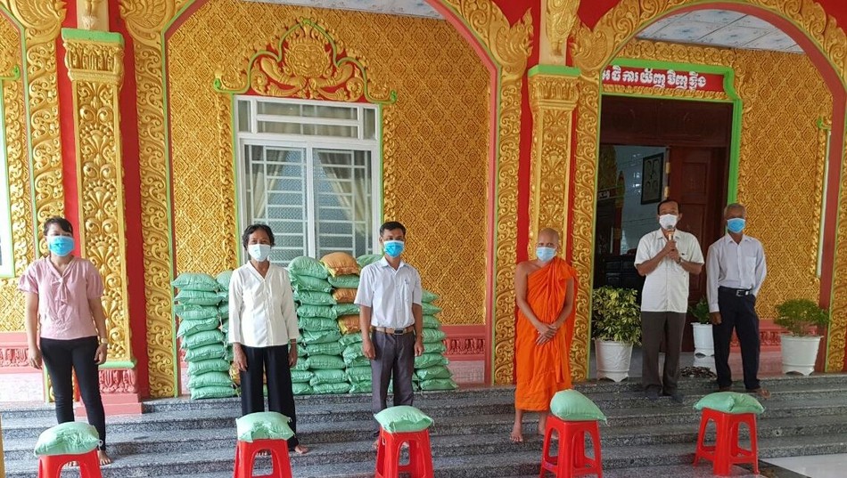 Đại đức Danh Minh Tuấn tặng gạo đến bà con Đại đức Danh Minh Tuấn tặng gạo đến bà con