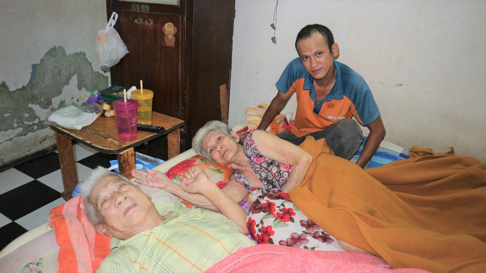 Mỗi ngày, anh Phạm Hữu Tuấn đều thủ thỉ, trò chuyện bên cha mẹ