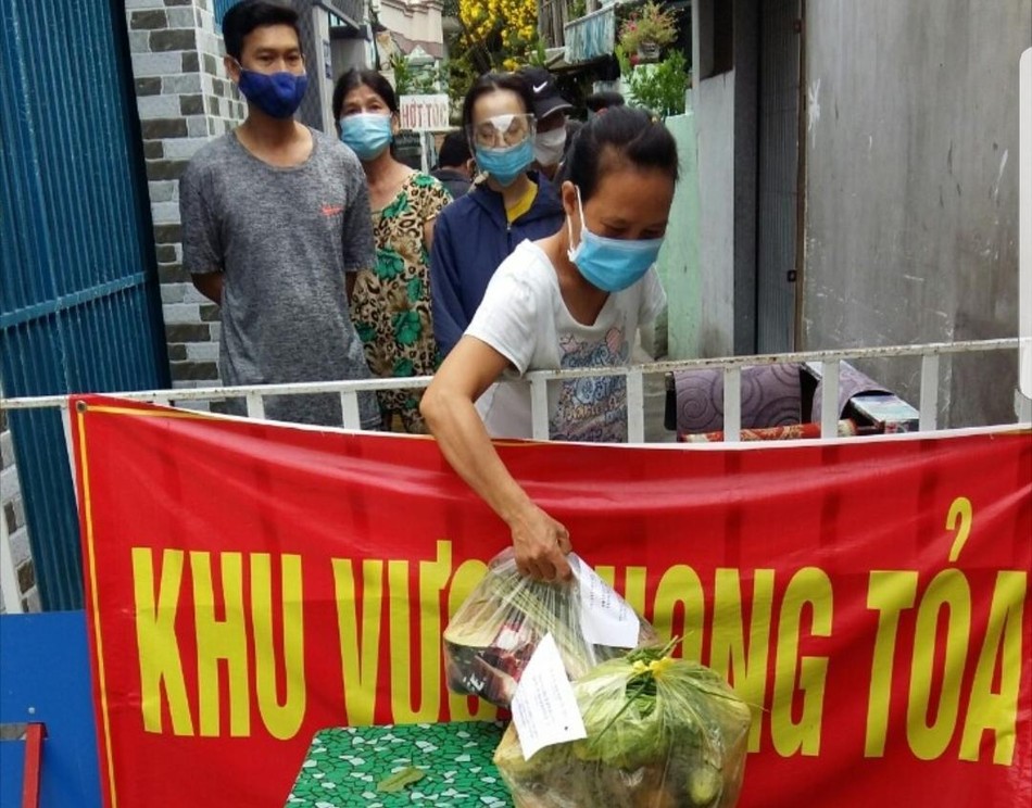 Người dân trong khu vực phong tỏa xếp hàng nhận quà Người dân trong khu vực phong tỏa xếp hàng nhận quà