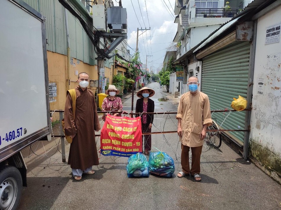 Phần quà nghĩa tình của Đại đức Thích Thị Pháp, trụ trì chùa Minh Hòa tặng người dân khu phong tỏa Phần quà nghĩa tình của Đại đức Thích Thị Pháp, trụ trì chùa Minh Hòa tặng người dân khu phong tỏa