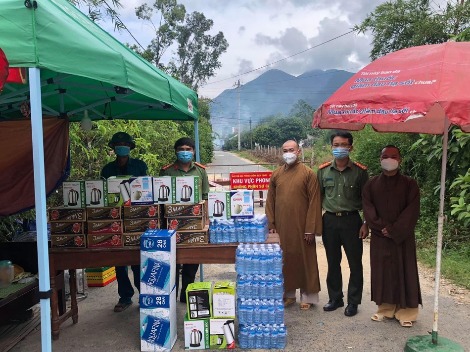 Chư Tăng chùa Diệu Ngộ thăm và tặng quà tại chốt kiểm soát phòng chống dịch bệnh Chư Tăng chùa Diệu Ngộ thăm và tặng quà tại chốt kiểm soát phòng chống dịch bệnh