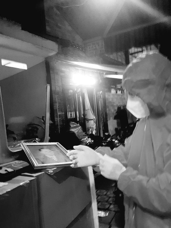 Nhóm G9 - Vì nụ cười trẻ thơ mang bức di ảnh đến trao cho gia đình người đã mất - Ảnh: C.K Nhóm G9 - Vì nụ cười trẻ thơ mang bức di ảnh đến trao cho gia đình người đã mất - Ảnh: C.K