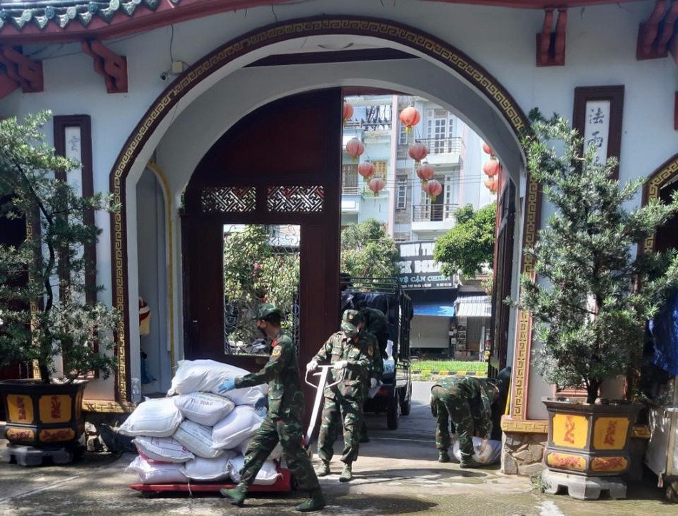 Các chiến sĩ vận chuyển gạo tại chùa Pháp Vân Các chiến sĩ vận chuyển gạo tại chùa Pháp Vân