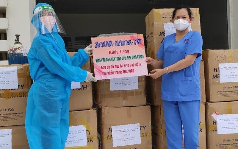 Đại diện chùa Long Phước tặng quà đến các y bác sĩ Bệnh viện dã chiến tuyến cuối tại tỉnh Bình Dương Đại diện chùa Long Phước tặng quà đến các y bác sĩ Bệnh viện dã chiến tuyến cuối tại tỉnh Bình Dương
