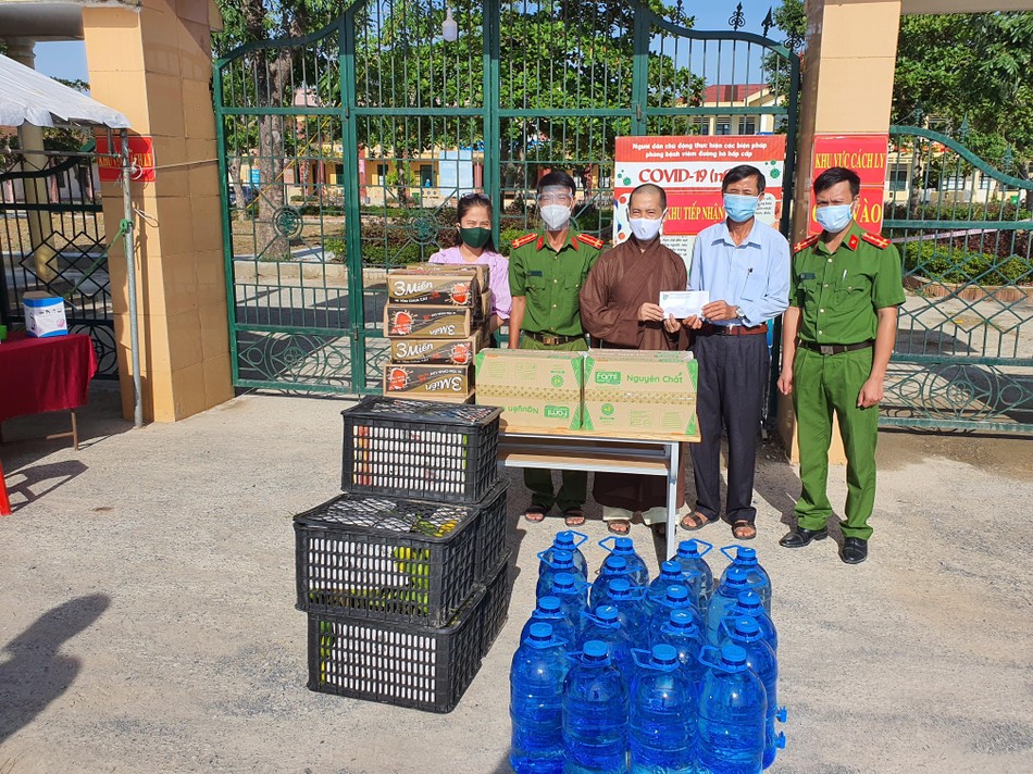 Thăm và tặng quà lực lượng chức năng tại các chốt kiểm soát phòng, chống dịch Thăm và tặng quà lực lượng chức năng tại các chốt kiểm soát phòng, chống dịch