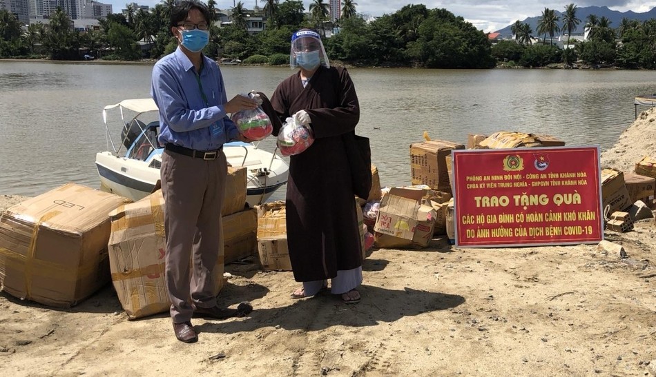 Thượng tọa Thích Huệ Giáo trao quà đến ông Nguyễn Ngọc Chinh, Chủ tịch UBND phường Ngọc Hiệp, TP.Nha Trang Thượng tọa Thích Huệ Giáo trao quà đến ông Nguyễn Ngọc Chinh, Chủ tịch UBND phường Ngọc Hiệp, TP.Nha Trang