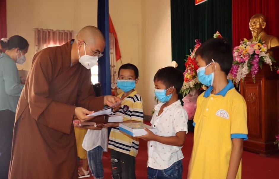 Trao quà và đồ dùng học tập cho các em học sinh trên địa bàn xã Tân Hương Trao quà và đồ dùng học tập cho các em học sinh trên địa bàn xã Tân Hương