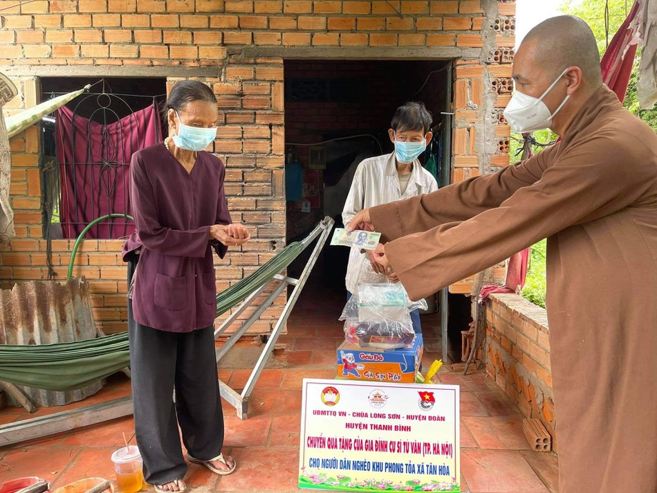 Đại đức Thích Minh Phước tặng quà cho người khu phong tỏa xã Tân Hòa