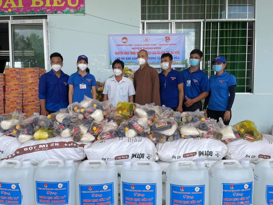 Hàng hóa và cồn sát khuẩn được tập kết tại trụ sở UBND xã Tân Hòa