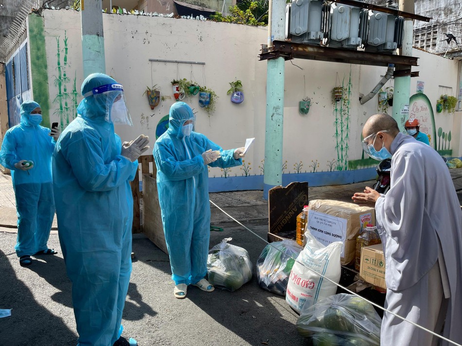 Do chùa nằm trong khu vực phong tỏa, Ni sư Thích nữ Như Thiền, trụ trì chùa Hương Nghiêm ra đầu hẻm nhận cúng dường của Ban Trị sự Phật giáo quận