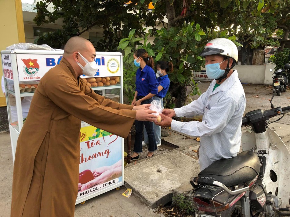 Đại đức Thích Thiện Mỹ trao “bánh mì 0 đồng” đến người dân Đại đức Thích Thiện Mỹ trao “bánh mì 0 đồng” đến người dân