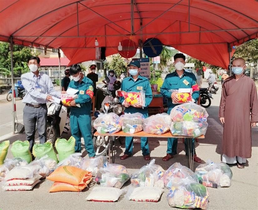 Tặng quà các dân quân cơ động thị trấn Lạc Tánh có hoàn cảnh khó khăn đang tham gia trực chốt