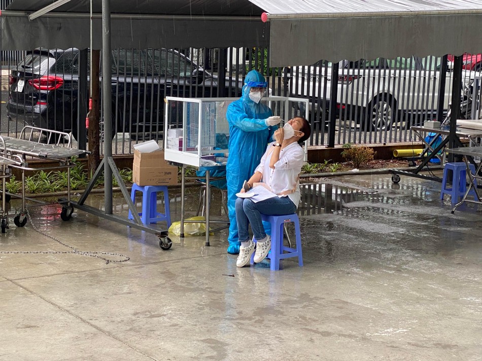 Tình nguyện viên tham gia hiến máu tại Bệnh viện Đà Nẵng được xét nghiệm nhanh Covid-19 Tình nguyện viên tham gia hiến máu tại Bệnh viện Đà Nẵng được xét nghiệm nhanh Covid-19