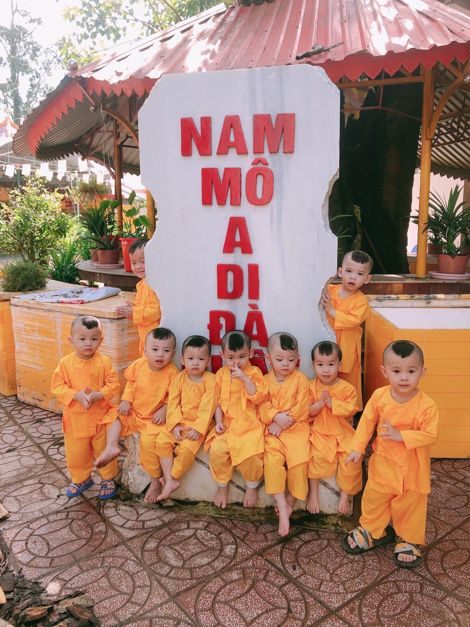 Các bé nhỏ được nuôi dưỡng ở chùa Long Sơn Các bé nhỏ được nuôi dưỡng ở chùa Long Sơn