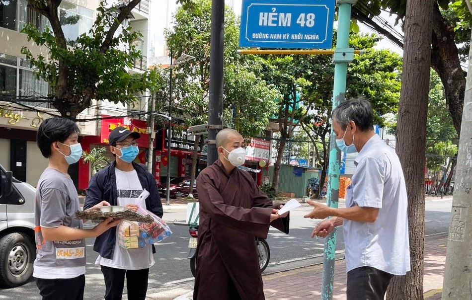 Đại đức Thích Huệ Thảo tặng quà đến người dân có hoàn cảnh khó khăn Đại đức Thích Huệ Thảo tặng quà đến người dân có hoàn cảnh khó khăn