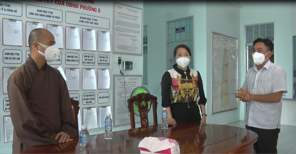 Đại đức Thích Huệ Chiếu trao quà tại UBND phường 5, TP.Trà Vinh Đại đức Thích Huệ Chiếu trao quà tại UBND phường 5, TP.Trà Vinh