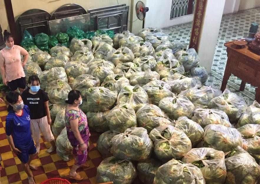 Niềm vui của người dân ở xóm chùa khi vận chuyển rau về nơi tập kết. Từ đây, từng túi rau được tình nguyện viên chia sẻ đến từng hộ dân và các bếp ăn từ thiện. Niềm vui của người dân ở xóm chùa khi vận chuyển rau về nơi tập kết. Từ đây, từng túi rau được tình nguyện viên chia sẻ đến từng hộ dân và các bếp ăn từ thiện.