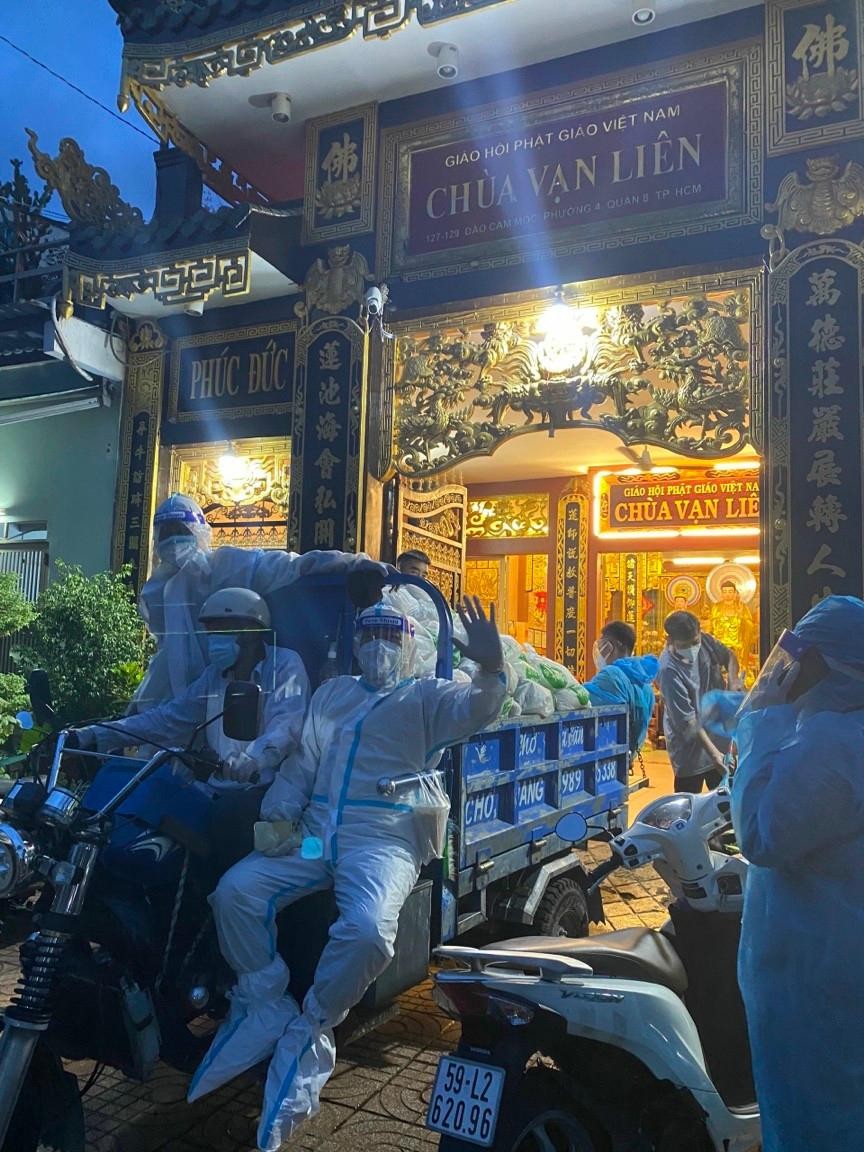 Xe chở quà của chùa Vạn Liên chuẩn bị xuất phát Xe chở quà của chùa Vạn Liên chuẩn bị xuất phát