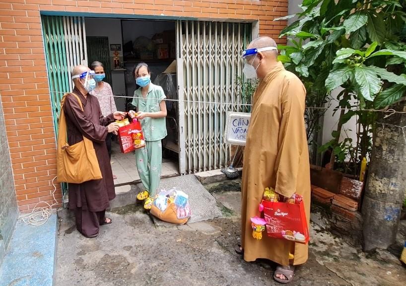 Người dân hoan hỷ nhận quà Người dân hoan hỷ nhận quà