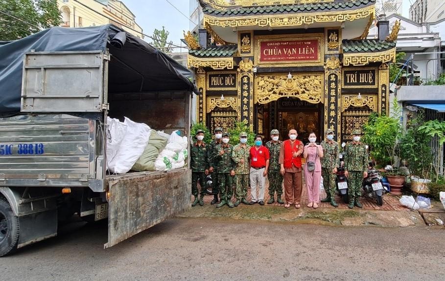 Chùa Vạn Liên phối hợp cùng chính quyền vận chuyển hàng hỗ trợ Chùa Vạn Liên phối hợp cùng chính quyền vận chuyển hàng hỗ trợ
