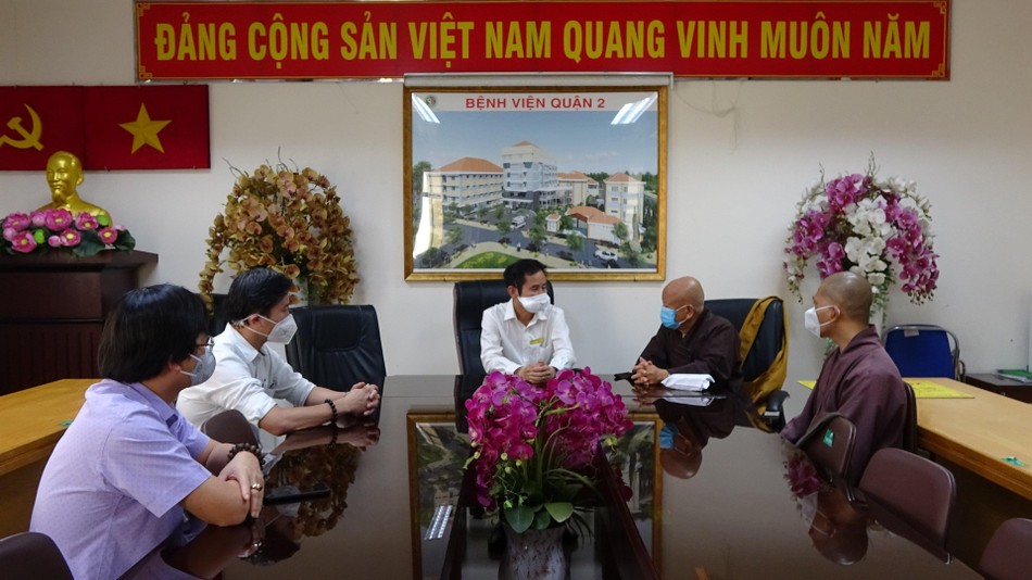 Hòa thượng Thích Thiện Minh trao đổi với bác sĩ Trần Văn Khanh Hòa thượng Thích Thiện Minh trao đổi với bác sĩ Trần Văn Khanh