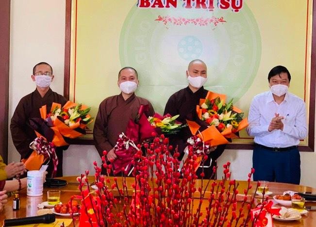 Đại diện lãnh đạo UBND tỉnh Nghệ An tặng hoa và quà đến chư Tăng Đại diện lãnh đạo UBND tỉnh Nghệ An tặng hoa và quà đến chư Tăng