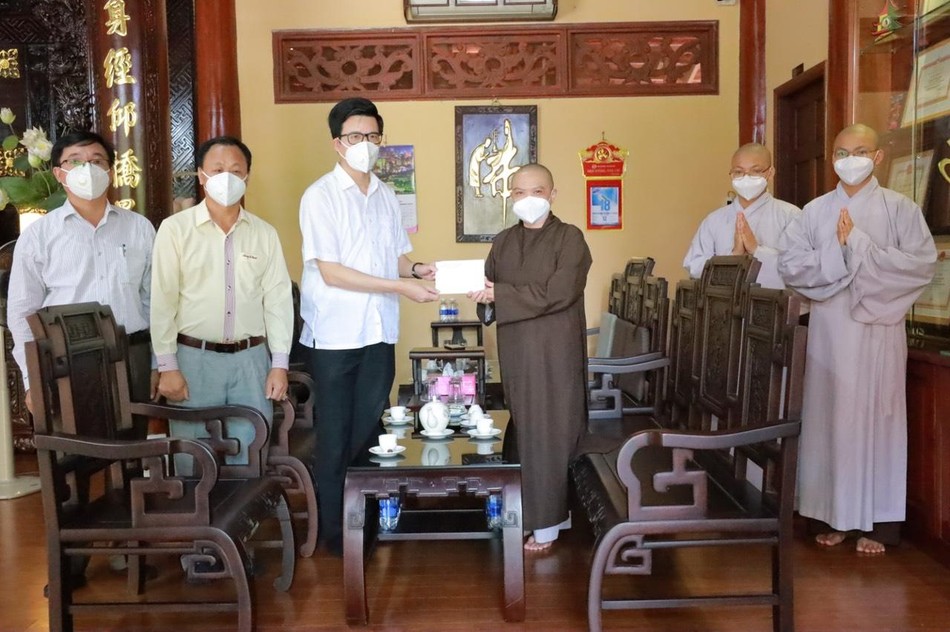 Ban Tôn Giáo Chính phủ trao quà khích lệ tinh thần phụng sự của chùa Thiên Quang Ban Tôn Giáo Chính phủ trao quà khích lệ tinh thần phụng sự của chùa Thiên Quang