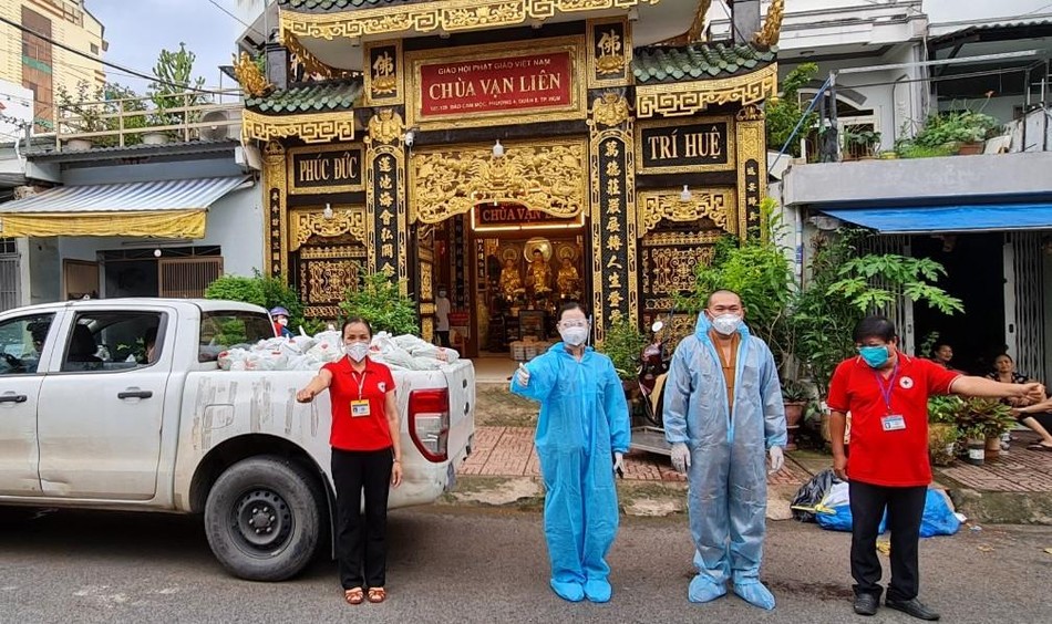 Đoàn từ thiện chuẩn bị vận chuyển quà hỗ trợ người dân khó khăn Đoàn từ thiện chuẩn bị vận chuyển quà hỗ trợ người dân khó khăn